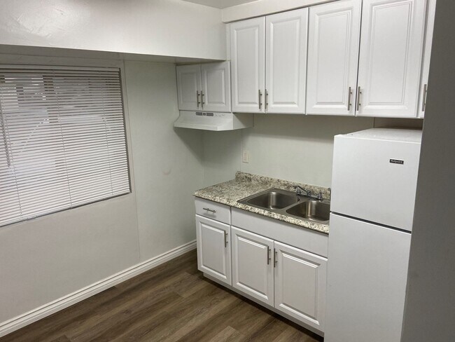 Building Photo - 1/2 OFF FIRST MONTH'S RENT Downstairs studio -  ALL UTILITIES PAID