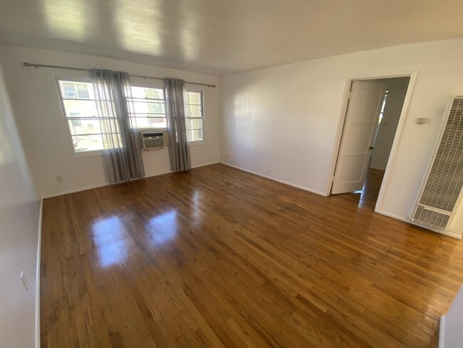 Building Photo - 2471 Silver Lake Blvd