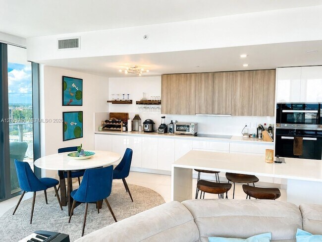 Foto del edificio - 730 N Ocean Blvd