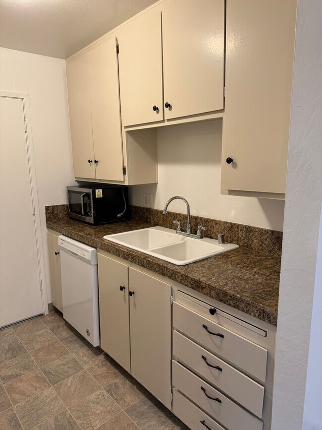 Foto del edificio - UPSTAIRS 2 BED UNIT IN ROSEVILLE!!