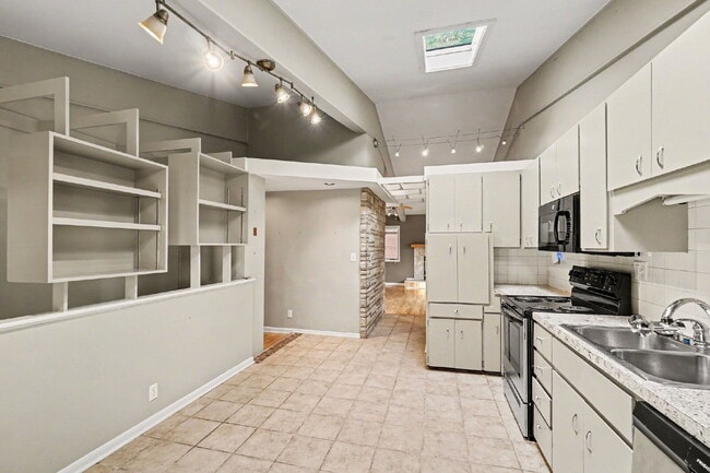 Building Photo - Well Maintained 3 bedroom Rental Home- $1650/Month