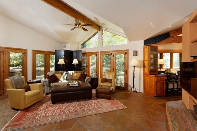 Building Photo - 571 Horse Ranch Dr