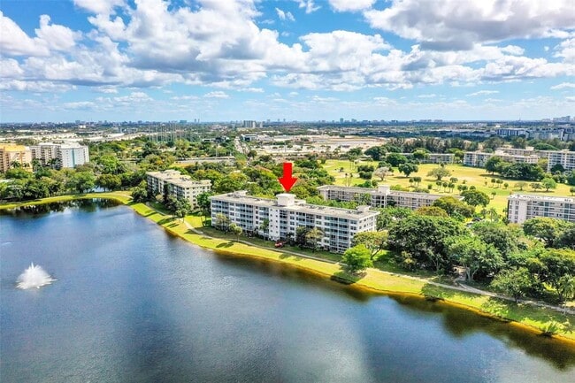 Building Photo - 2801 N Palm Aire Dr