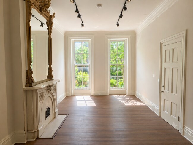 Salón - 923 N Calvert St