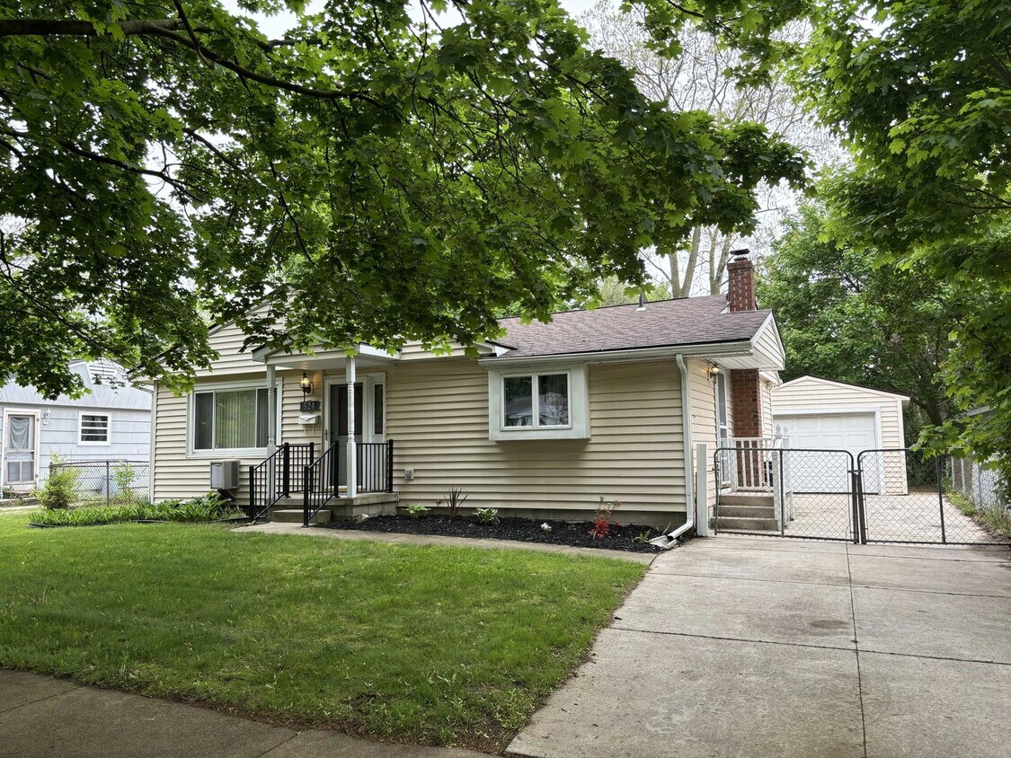 Foto principal - Chelsea Downtown Area 3-bedroom Ranch