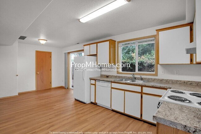 Foto del edificio - Spacious Updated Three Bedroom in Cully - DEPOSIT SPECIAL