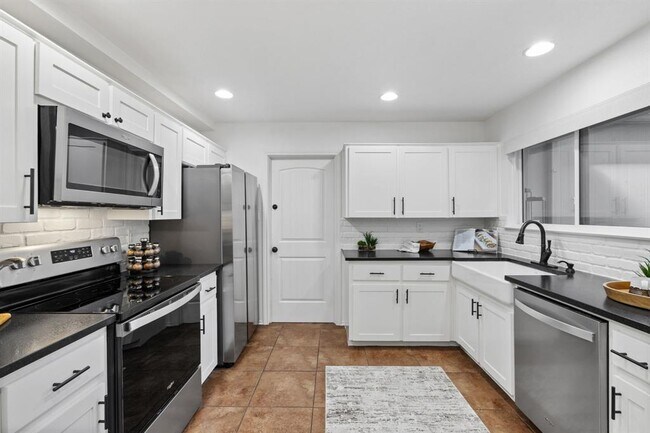 Foto del edificio - 8346 Summerwood Dr