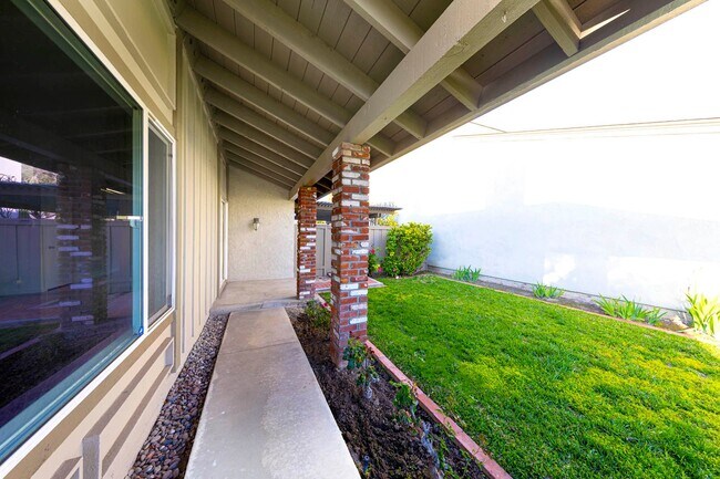 Building Photo - Charming 3-Bedroom Home in Quiet Irvine Ne...