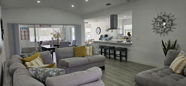 Foto del edificio - COMPLETELY FURNISHED 3 bed /2 bath  - 55+ ...