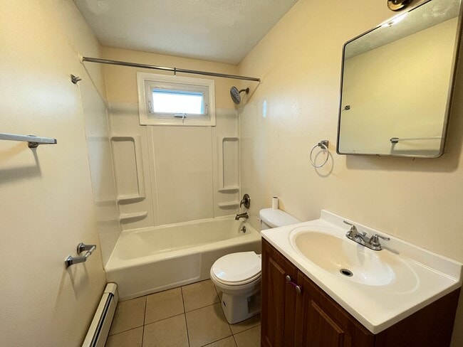 Building Photo - Two Bedroom One Bathroom Apartment! In Wes...