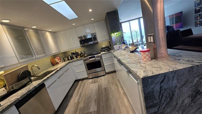 Foto del edificio - 5825 Collins Ave