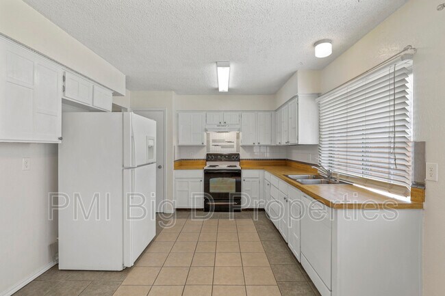 Building Photo - 512 Via Avenida