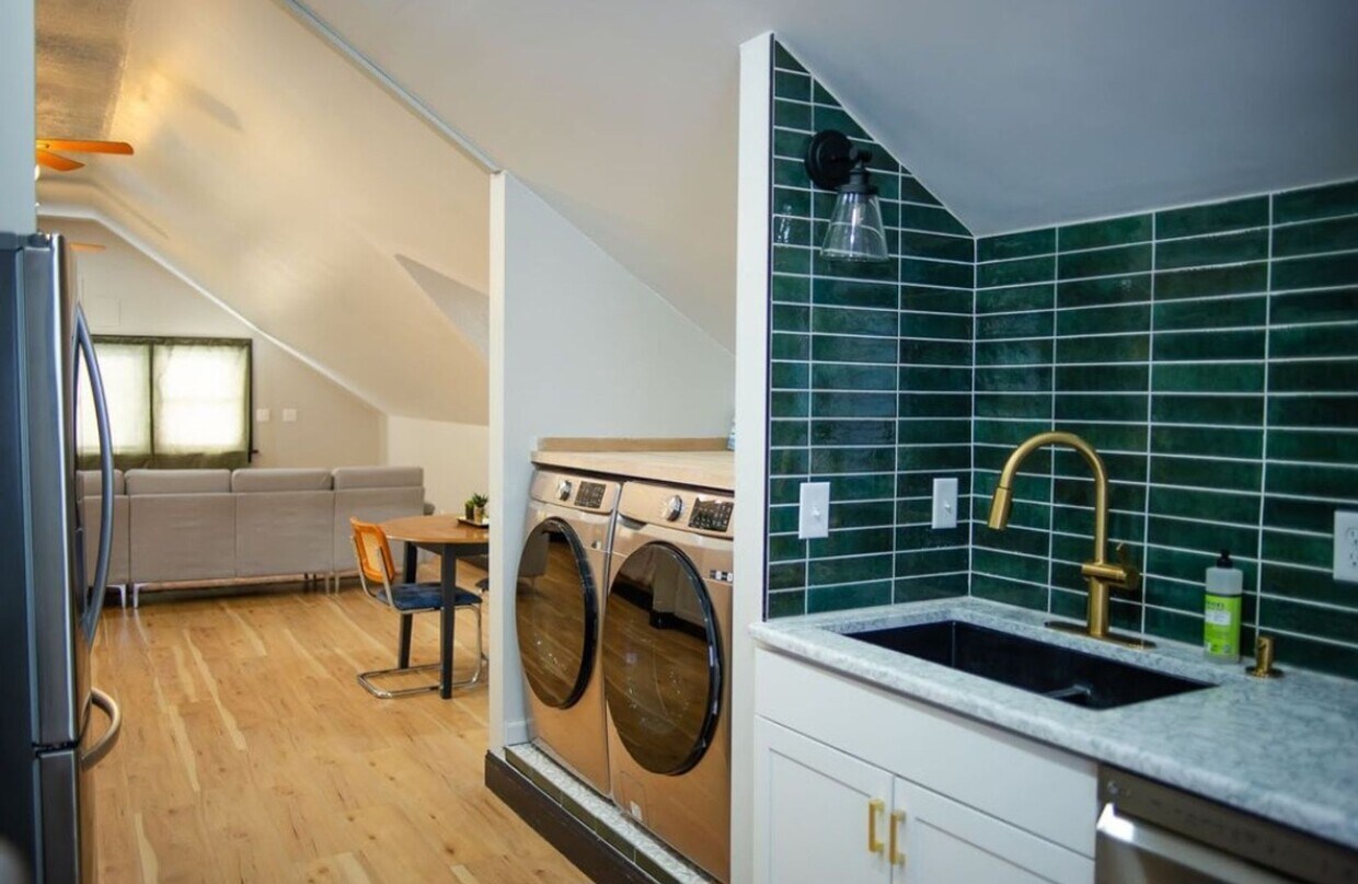 Foto principal - 4174 Cass St