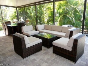 Building Photo - 264 Castaways St