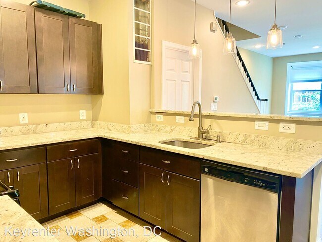 Foto del edificio - 4 br, 2 bath House - 817 Tuckerman St, NW