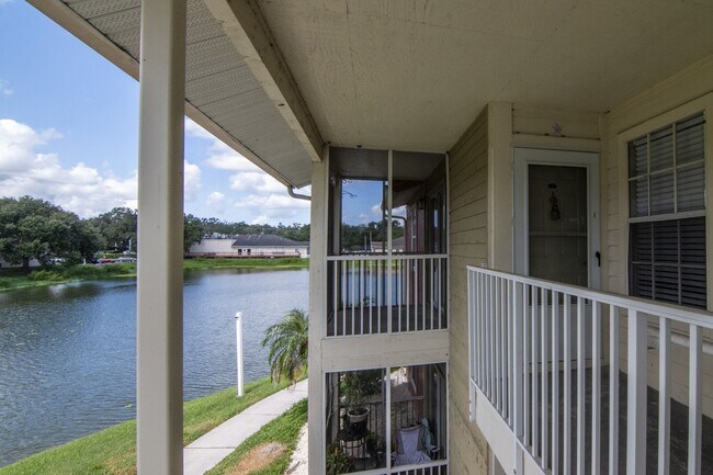 Foto del edificio - 221 Lake Brook Cir