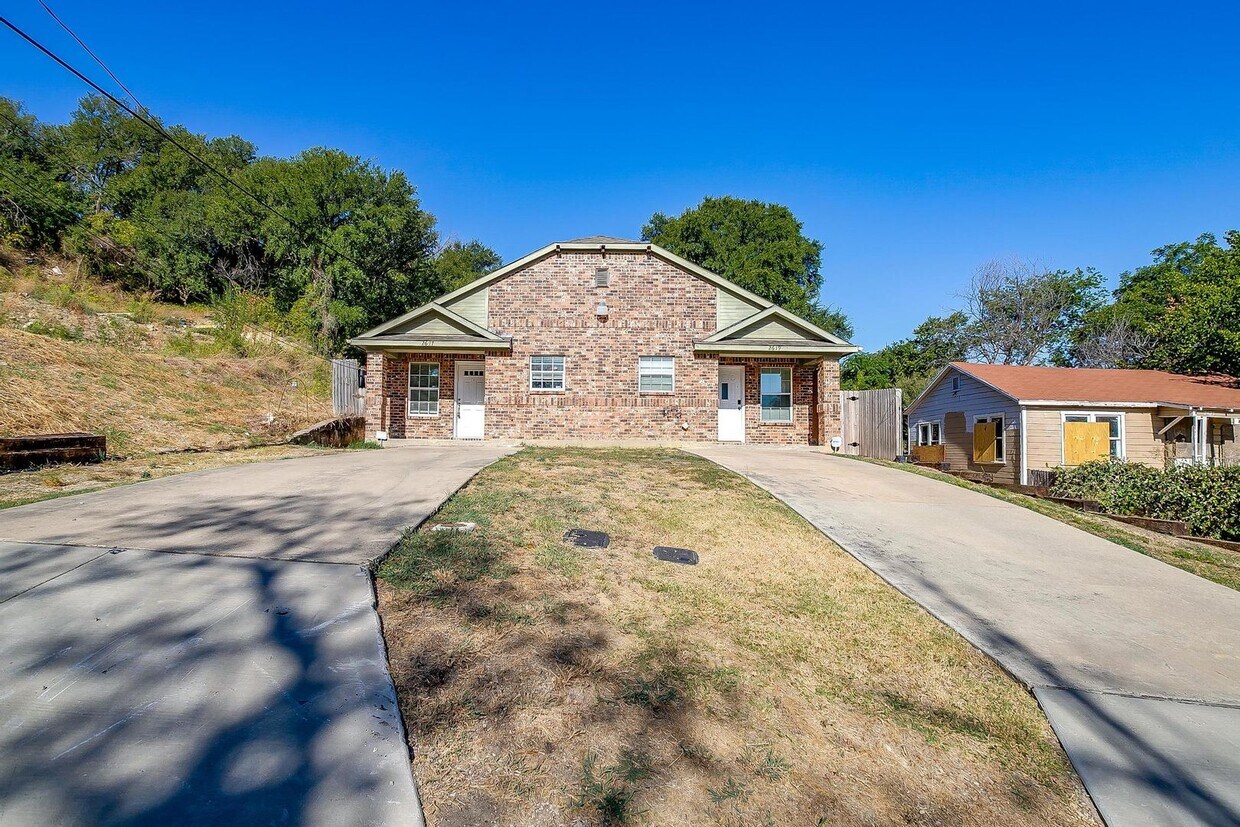 Foto principal - Half of Duplex Ready for New Tenants- 3 Bed, 2 Bath- Near the Historic Stockyards- 76164
