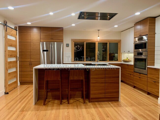 Foto del edificio - Beautiful, Private, Bright, Remodeled 3 Bd...