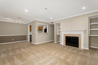 Building Photo - Calibre Lake