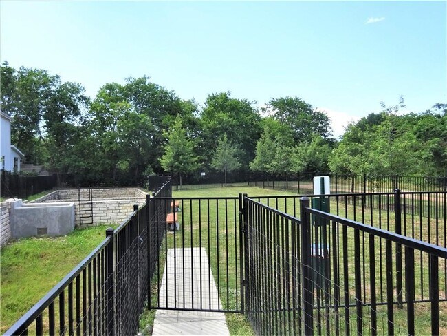 Building Photo - 2624 Metcalfe Rd