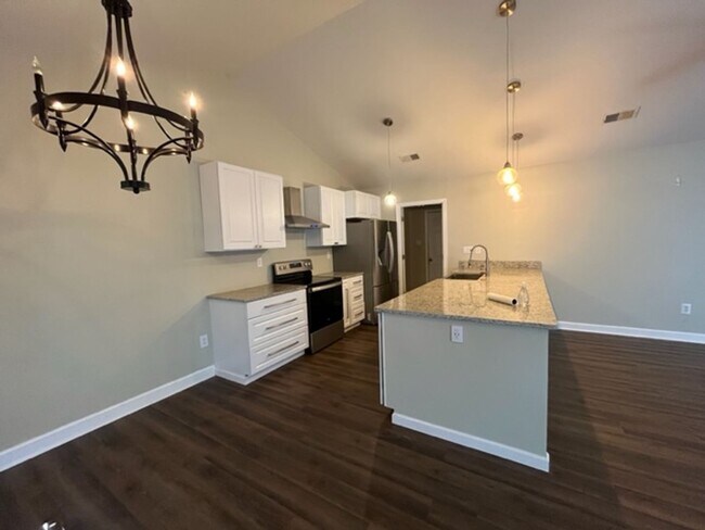 Foto del edificio - Renovated 3 Bedroom 2 Bath Home with 2 Car...