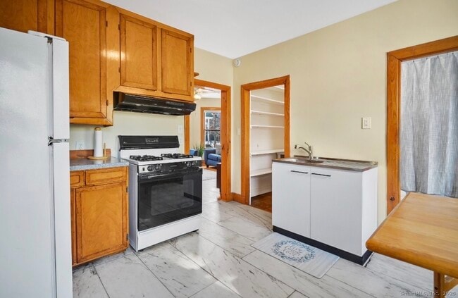 Building Photo - 52 Sherman St