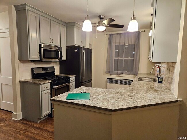 Building Photo - 2419 Middle Rd