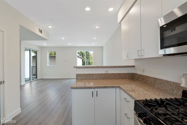 Foto del edificio - 3 br, 2.5 bath Townhome - 14228 Delano St ...