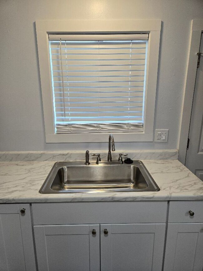 Building Photo - 110- ( P )