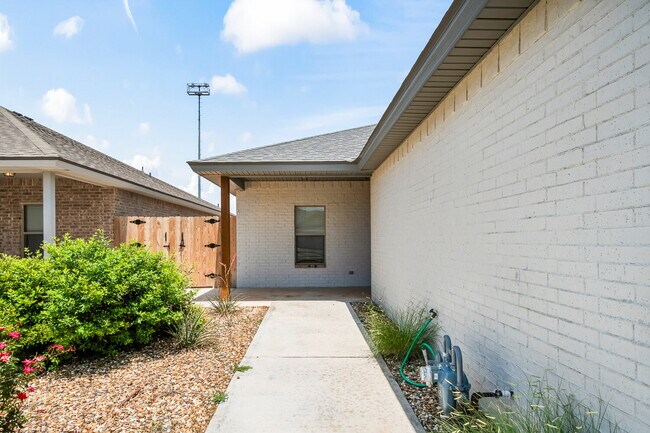 Building Photo - Gorgeous Duplex in Frenship East!