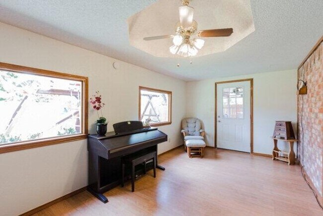 Foto del edificio - Cute & Convenient Home in Mission!