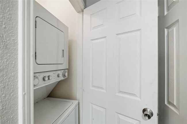 Building Photo - 2211 S Kirkwood Rd