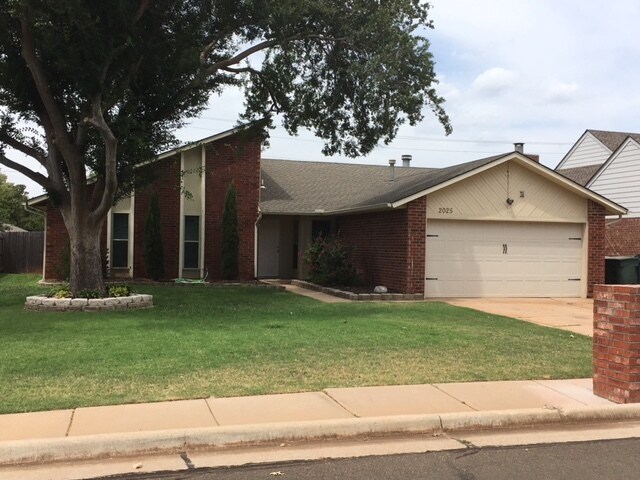 Primary Photo - 2025 Silvertree Ln