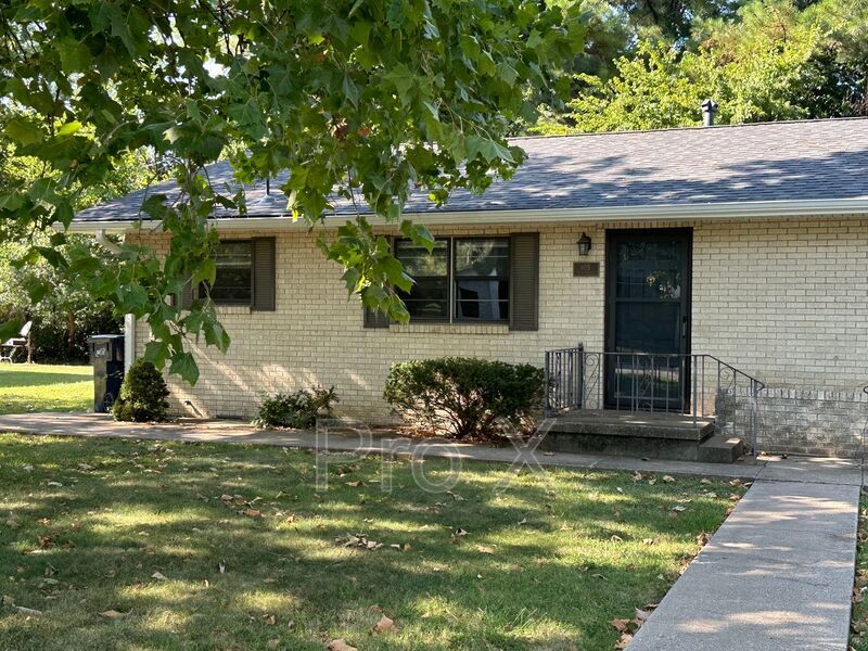 Primary Photo - 601-607 Meadowmere
