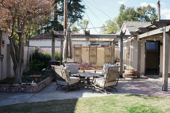 Building Photo - 321 Las Palmas Ave