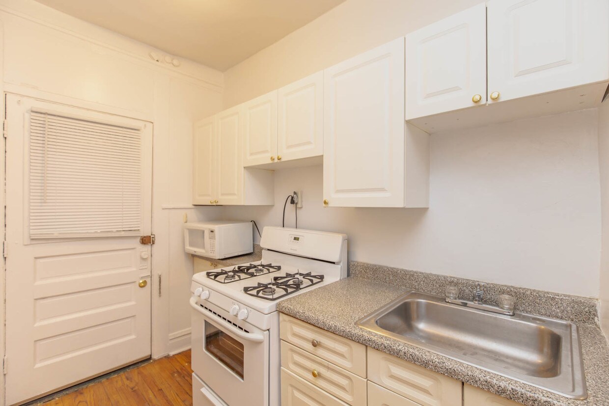 Foto principal - 1329 W Touhy Ave