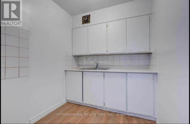 Building Photo - 940-940 Caledonia Rd