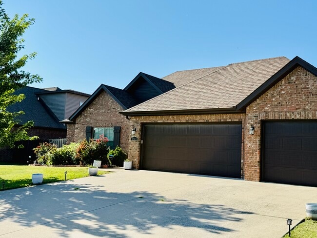 Building Photo - 2503 SW Tupelo Ave
