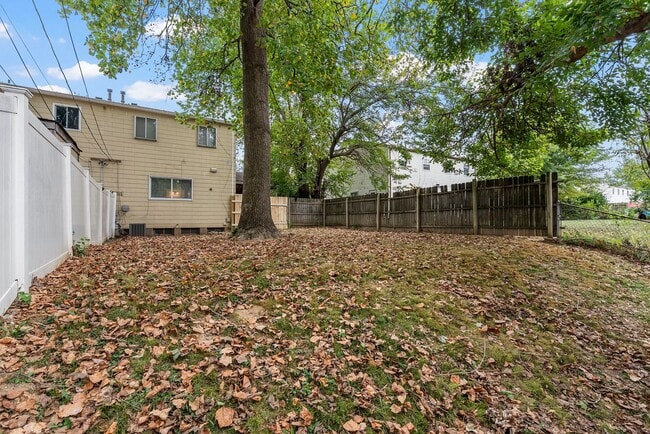 Building Photo - Newly Updated 3-Bedroom Duplex with Fresh Paint and Flooring!
