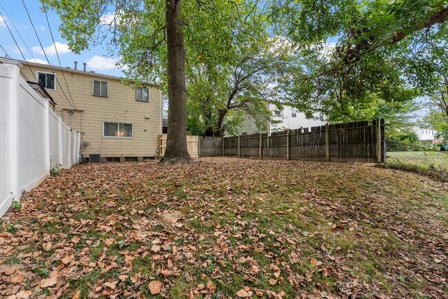 Foto del edificio - Newly Updated 3-Bedroom Duplex with Fresh Paint and Flooring!