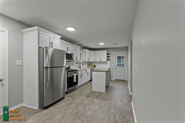 Building Photo - 4 Bedroom Home in Edina **$1,500 Rent Cred...