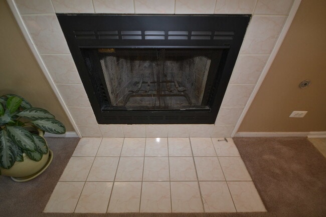 Building Photo - 12 E Rosewood Ln