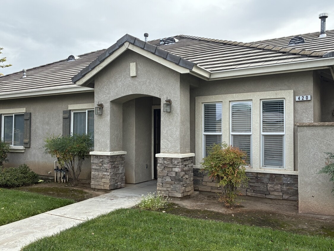 Foto principal - 420 N Conejo Ave