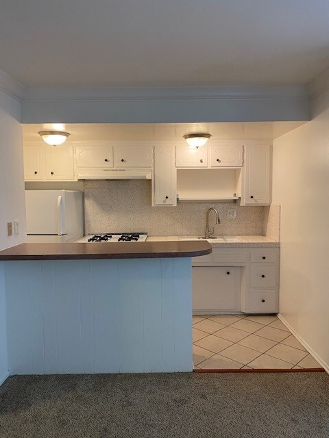 Kitchen with Breakfast Bar - 213 Kelp St