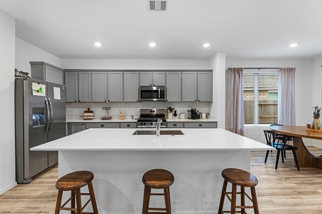 Foto del edificio - 4242 Sterling Vw Blvd