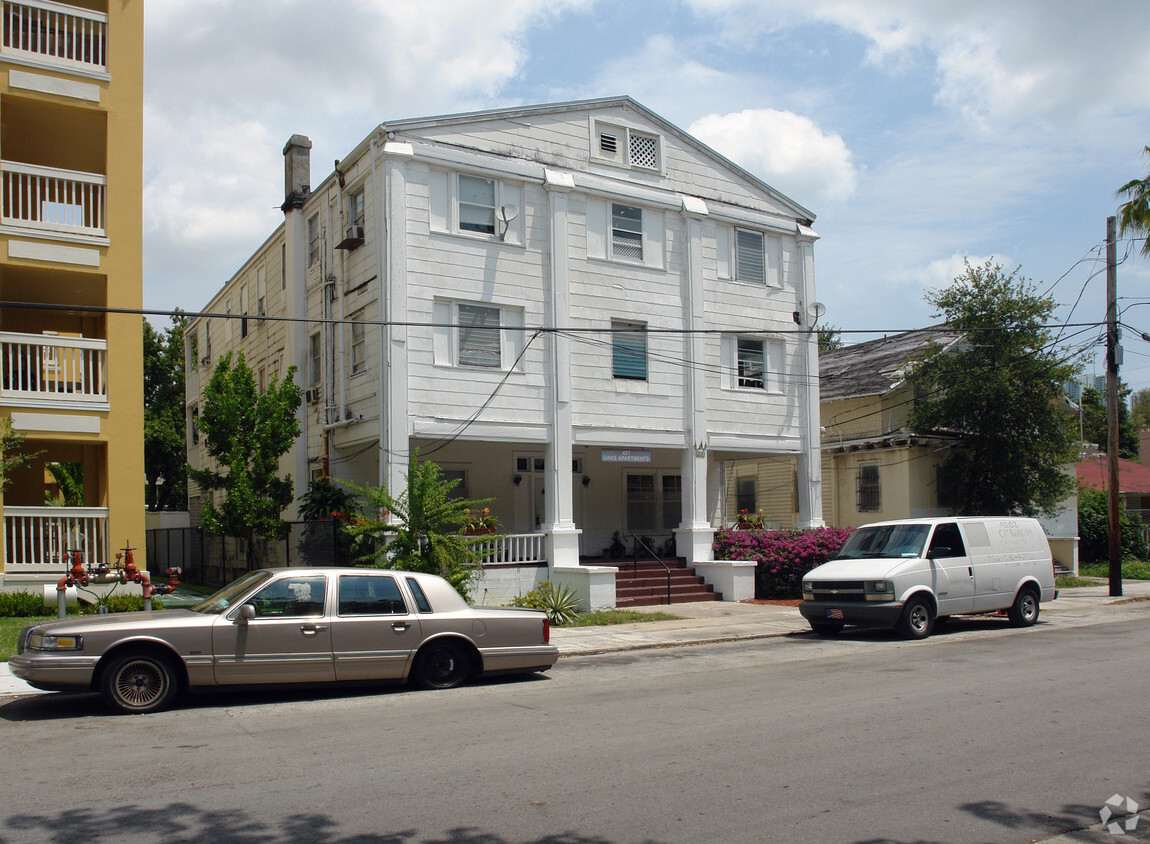Building Photo - Oaks Apartments
