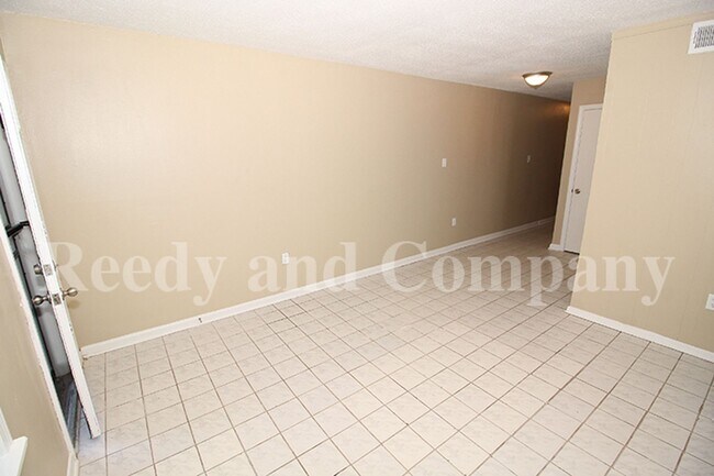 Foto del edificio - Duplex near Summer Ave.