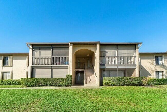 Building Photo - 724 Sunny Pine Way