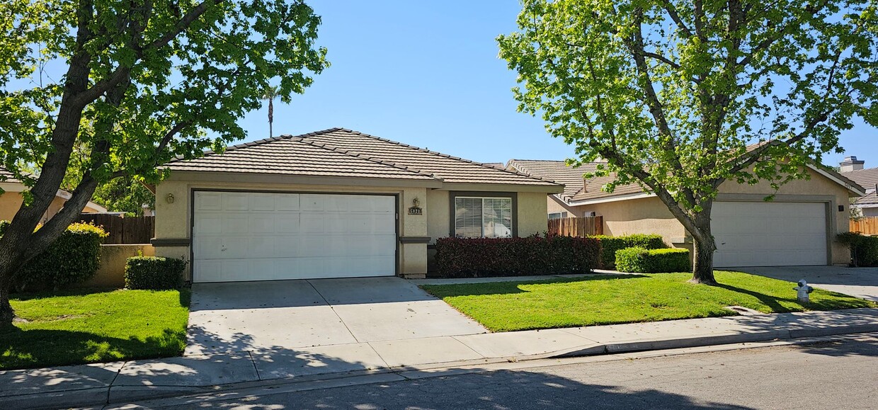 Primary Photo - Silver Creek Home 3 Bed 2 Bath + Office