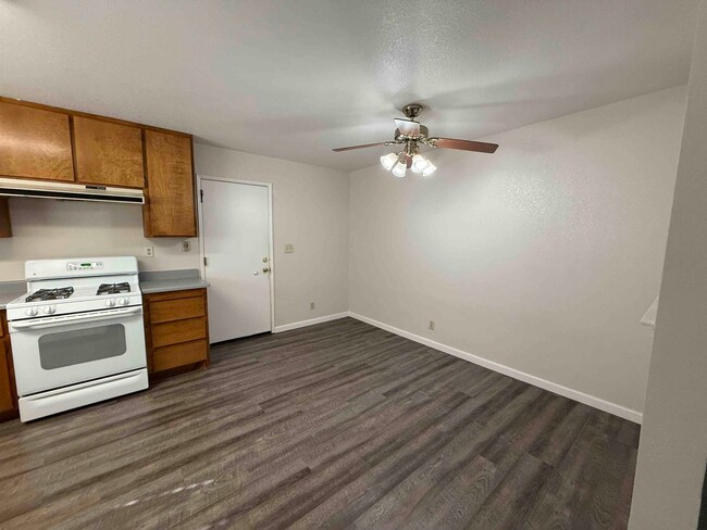 Building Photo - 3 Bed 2 Bath Just a Short Distance to Sac ...